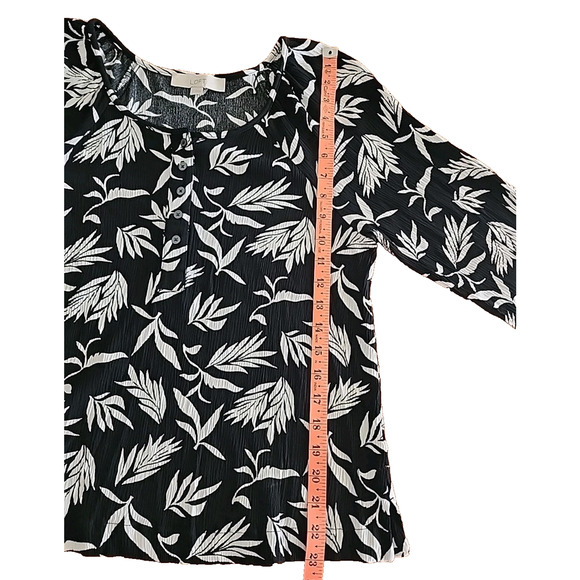 LOFT Palm Print Henley Popover Blouse Small Crinkle Rayon Perfect for Travel - Picture 2 of 5